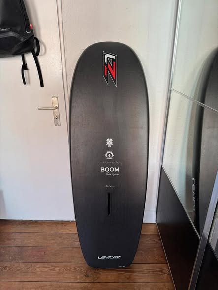 planche de wingfoil Levitaz Boom Race quasi neuve avec boîtier Tuttle